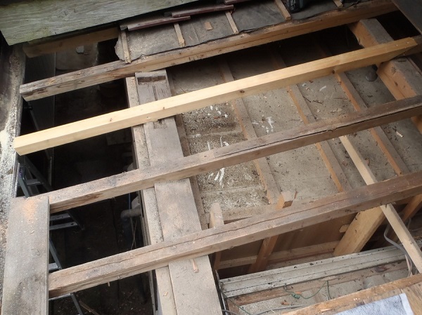 千葉県木更津市　屋根葺き替え工事　玄関庇一部の垂木、野地板、ルーフィング交換 (3)