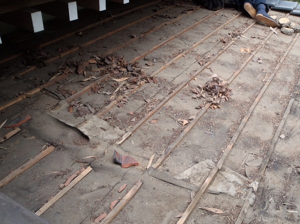 千葉県木更津市　屋根葺き替え工事　玄関庇一部の垂木、野地板、ルーフィング交換 (1)