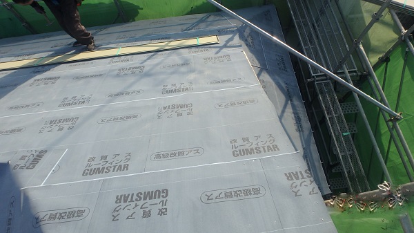 千葉県千葉市　屋根カバー工法　野地板、ルーフィング張り　GUMSTARの改質アスファルトルーフィング (4)